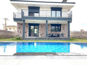 Luxury 2-Story Villa, Near Seaside in Cunda Island